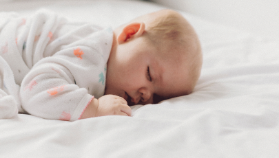 criança dorme após estratégias para melhorar sono