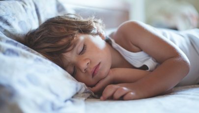 Criança a dormir para combater ansiedade infantil em tempos de COVID-19