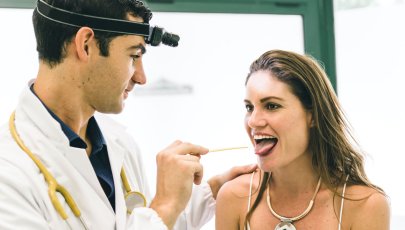 Médico a examinar possíveis doenças da boca