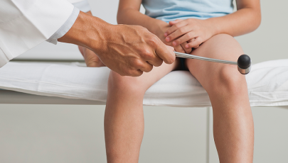 Médico examina criança para diagnóstico de artrite idiopática juvenil