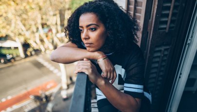 Mulher em isolamento social com depressão durante COVID-19