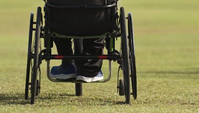 Criança com atrofia muscular espinal descola-se em cadeira de rodas