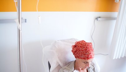Mulher com cancro lida com náuseas e vómitos