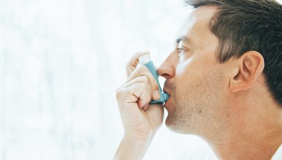 Homem utiliza bomba de asma para prevenir consequências do coronavírus e asma