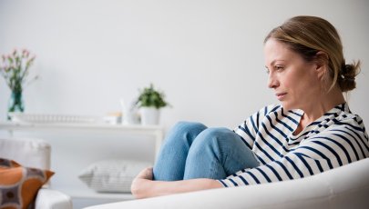 Mulher lida com frustração associada à pandemia