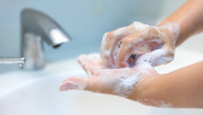 Pessoa com mãos secas devido à lavagem para prevenção da COVID-19