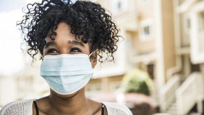 Mulher com acne usa máscara