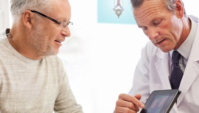 Homem faz a avaliação de risco de Cancro da Próstata com médico urologista