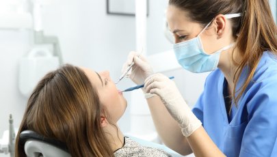 Médica dentista especialista em endodontia desvitaliza um dente