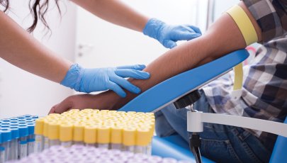 Mulher faz análises ao sangue para diagnóstico de plaquetas baixas