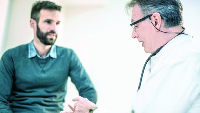 Homem consulta médico urologista