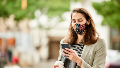 Mulher utiliza máscara de proteção segura