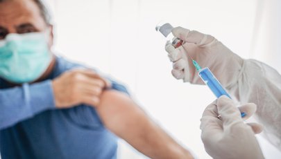 Homem recebe vacina da COVID-19