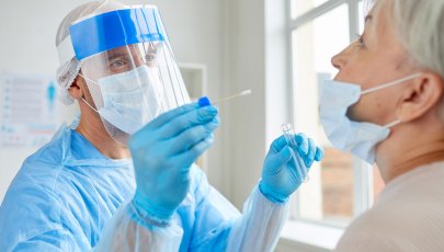 Mulher faz teste à COVID-19 para detetar novas variantes