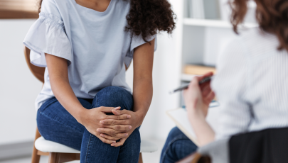 Mulher em sessão de psicoterapia