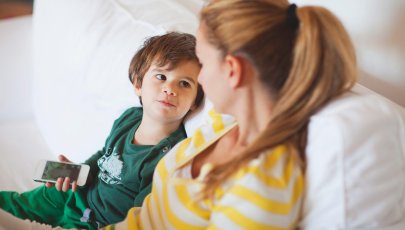 Mãe explica ao seu filho os cuidados a ter com a COVID-19