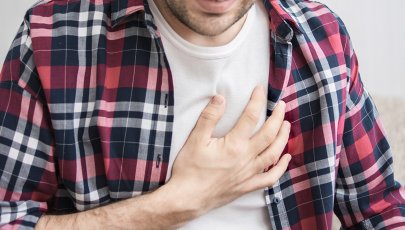 Homem com falta de ar e dor no peito devido a insuficiência cardíaca