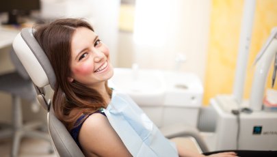 Mulher no dentista faz tratamento das doenças orais