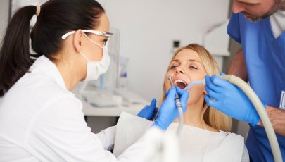 Mulher faz tratamento para doenças periodontais
