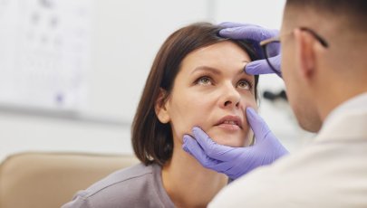 Médico Oftalmologista examina os olhos da doente