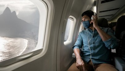 homem num avião com máscara