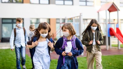 Crianças regressam à escola após pandemia por COVID-19