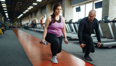 Mulher pratica exercício físico como parte do tratamento da síndrome metabólica