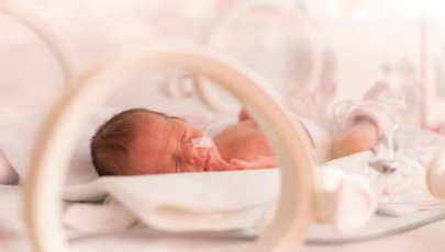 bebé menina prematura na incubadora