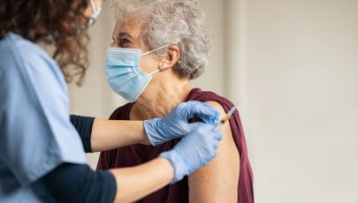 Mulher toma dose de reforço da vacina da COVID-19