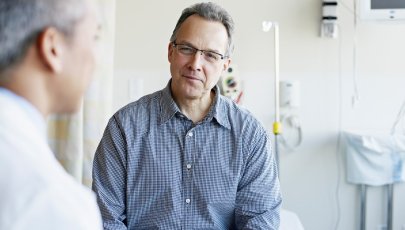 Homem em consulta para diagnóstico do cancro da próstata