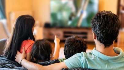 Pais explicam a criança o que está a dar na TV