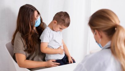 Mãe leva filho a consulta devido a sintomas compatíveis com hepatite aguda em crianças
