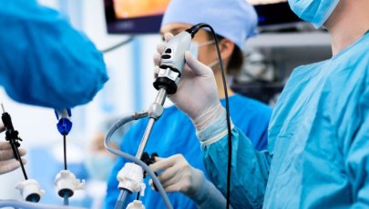 Cirurgiões realizam laparoscopia em doente com cancro colorretal