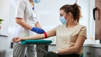 Mulher faz análises ao sangue para avaliar níveis de eritrócitos