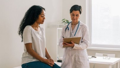 Médica fala com mulher sobre conização