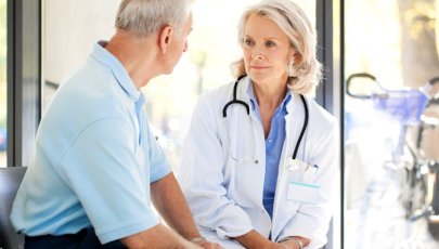 Médica fala com doente sobre doença de Parkinson