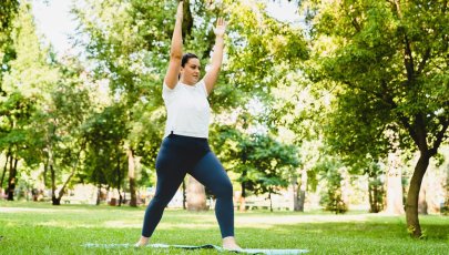 Mulher faz exercício ao ar livre após cirurgia da obesidade para melhor preparar a sua gravidez