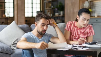 Homem e mulher demonstram sinais de ansiedade financeira