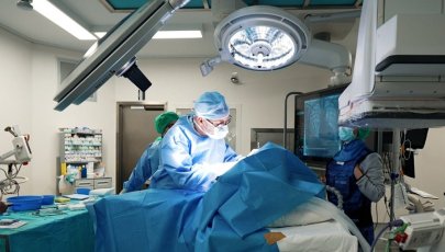 Médico cirurgião implanta desfibrilhador em mulher com miocardiopatia arritmogénica
