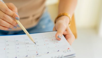 Mulher consulta calendário para calcular período fértil