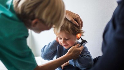imagem de uma médica a auscultar um rapaz