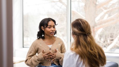 Mulher fala com médica sobre amenorreia