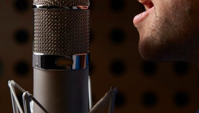 Homem a falar ao microfone