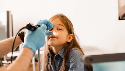 Menina faz endoscopia nasal para ver os adenoides.