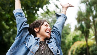 Mulher com autoestima diverte-se na natureza.