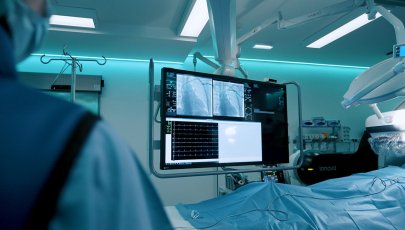 Implantação de pacemaker vista em ecrã durante cirurgia.