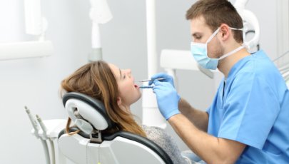 senhora no dentista a fazer rastreio de saúde oral