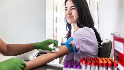 Mulher tira sangue para análises.