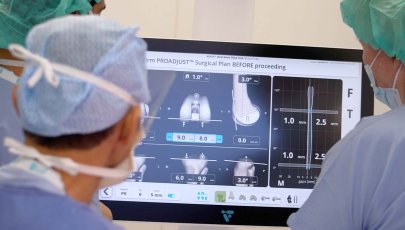 Médicos realizam cirurgia de joelho.