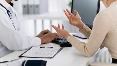 Mulher consulta com médico por ter sintomas de falência do pavimento pélvico